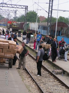 Romanian traders from Timişoara carrying bags of merchandise at Pančevo railway station, Serbia (2005). Photo by Cosmin Radu.