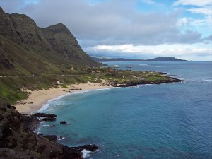 Nearby John’s Homestead in Oʻahu, the Waimānalo Beach stretches out below the Kalanianaole Highway